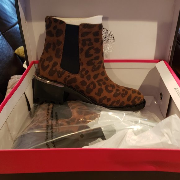 Vince Camuto  Chelsea Boots - Kelivena Women Size 9 - New No Tags - Picture 2 of 5